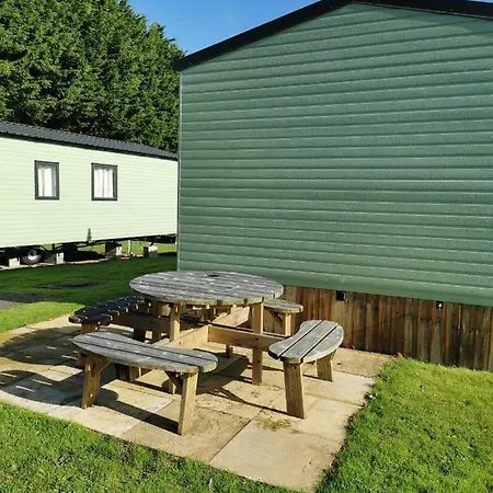 Woofles Luxury Caravan At Lido * Knaresborough